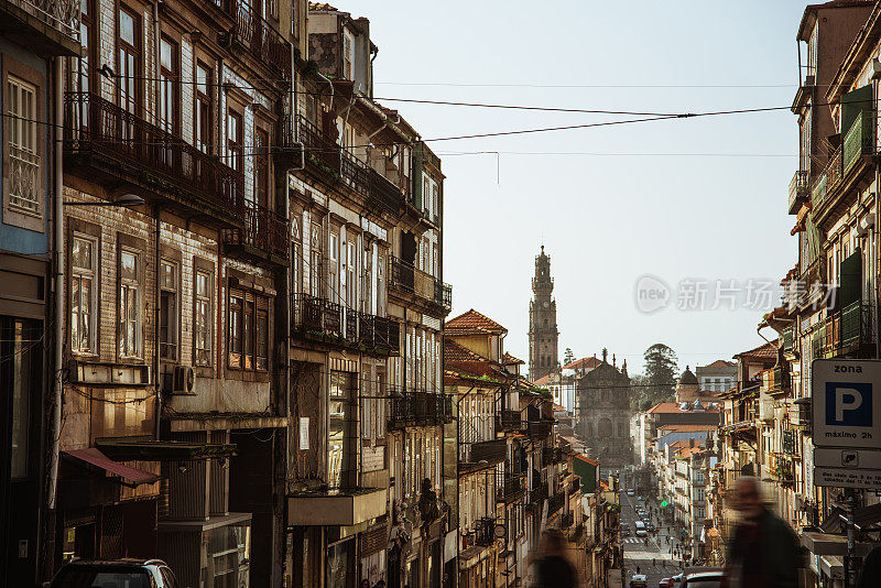 背景是Torre dos Clérigos的波尔图街道